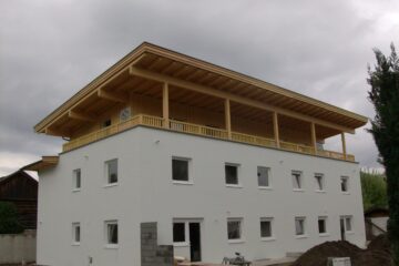 Weißes Haus mit Holz Aufstockung