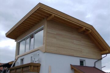 Weißes Haus und Holzaufstockung