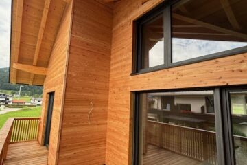 Holzfassade mit Fenster